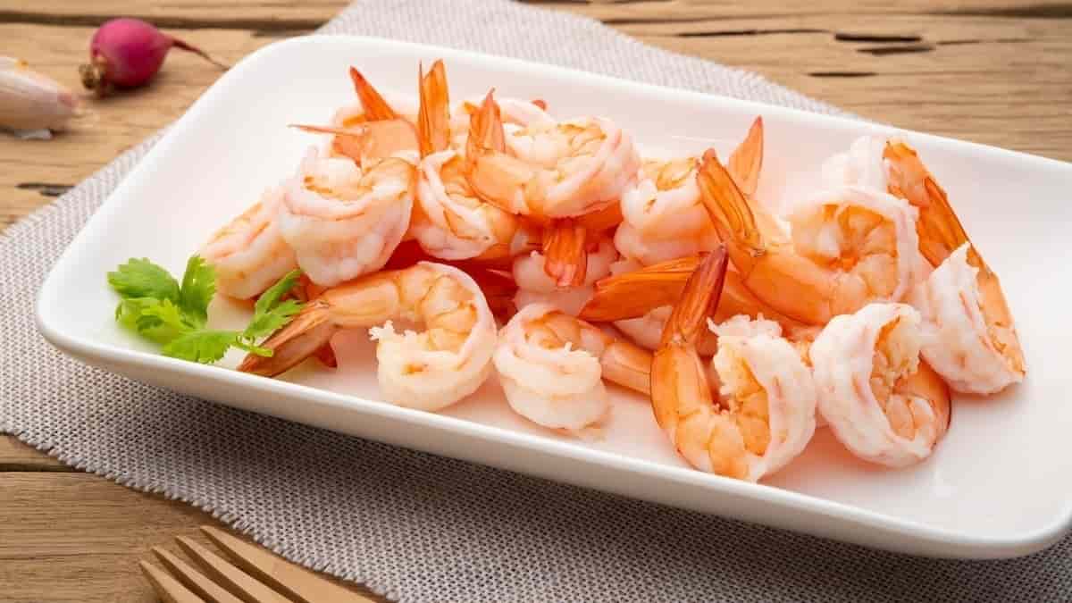 میگو تازه پاک شده با آماده‌سازی کامل برای پخت
